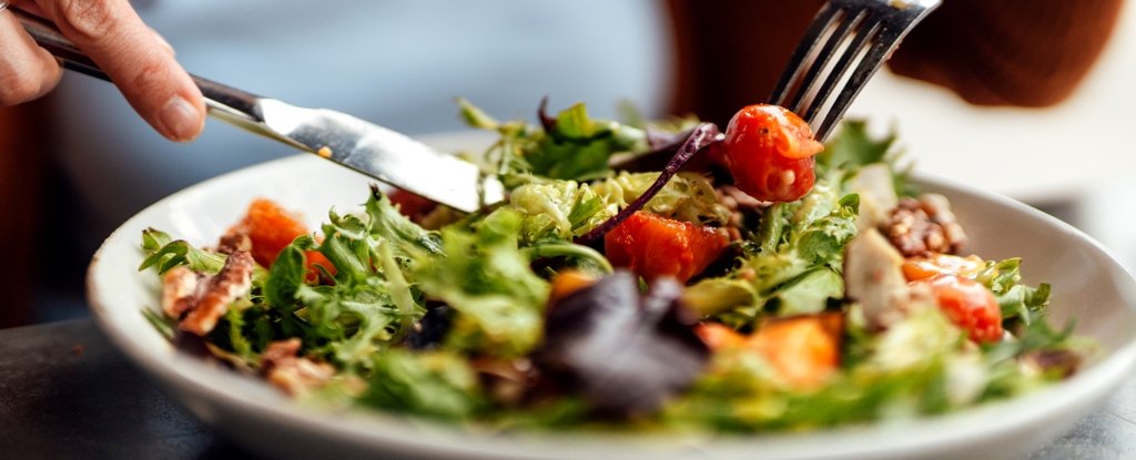 A Nutritionist Reveals The Secret to Making Friends With Salad : ScienceAlert