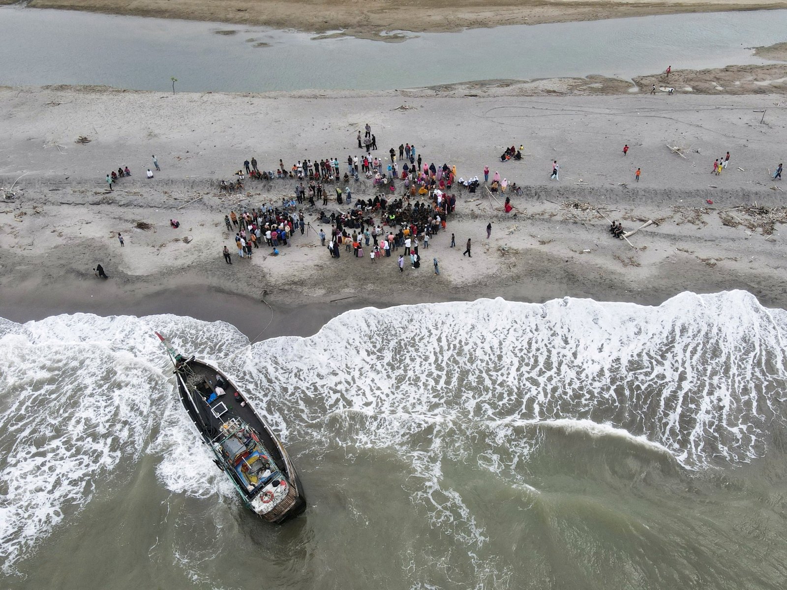 Indonesian navy pushes back Rohingya refugee boat off Aceh | Rohingya News