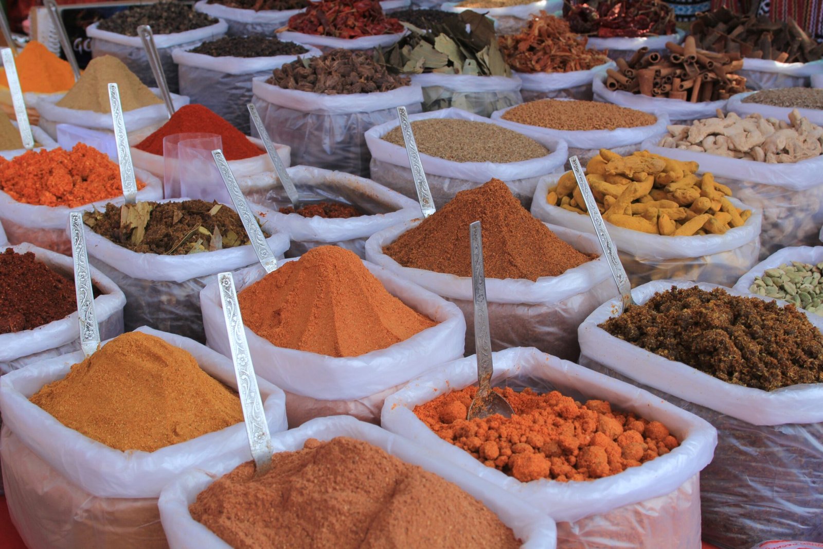 Light measurement enables estimation of the chemical attributes of spice extracts