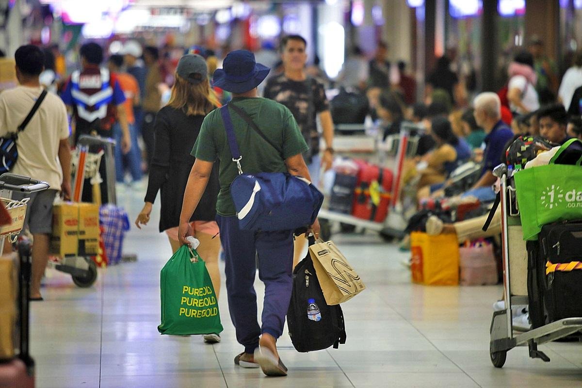 Passengers flock to terminals, ports for New Year weekend
