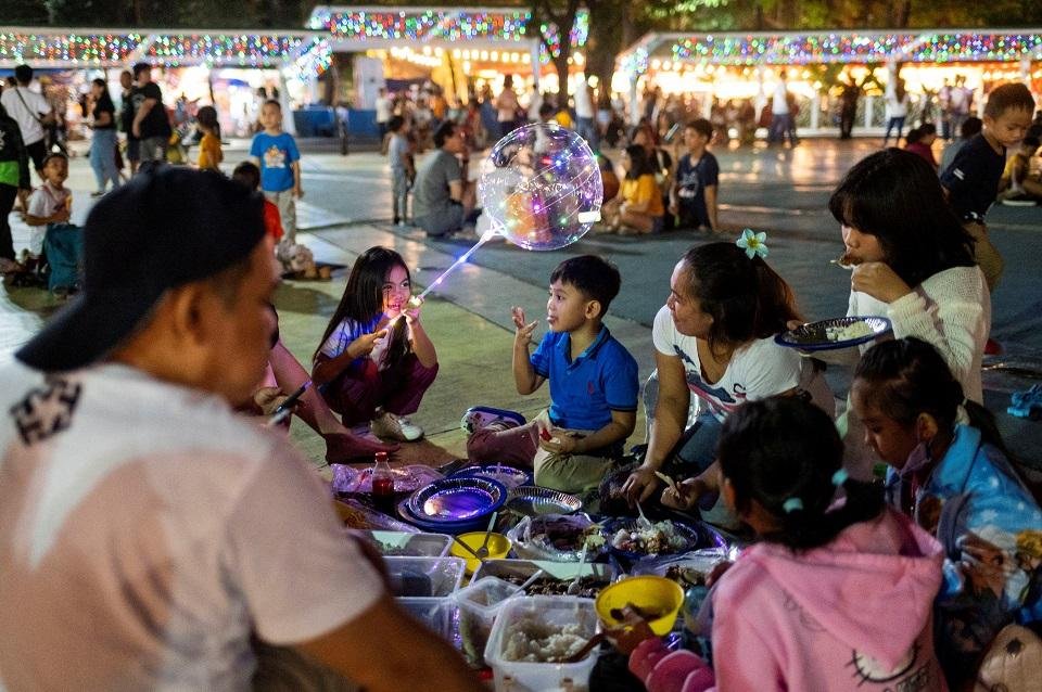 Pinoys spent Christmas Day early in parks, churches