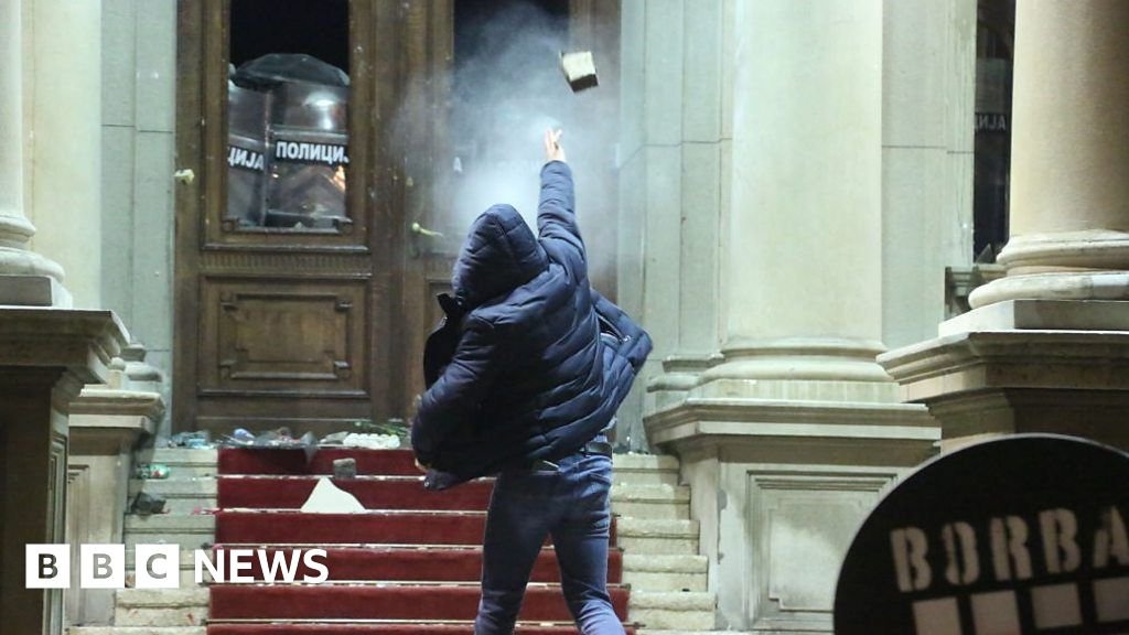Serbia protests: Demonstrators throw rocks at Belgrade City Hall
