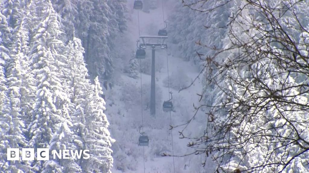 Austrian ski gondola crashes in Hochoetz injuring Danish family