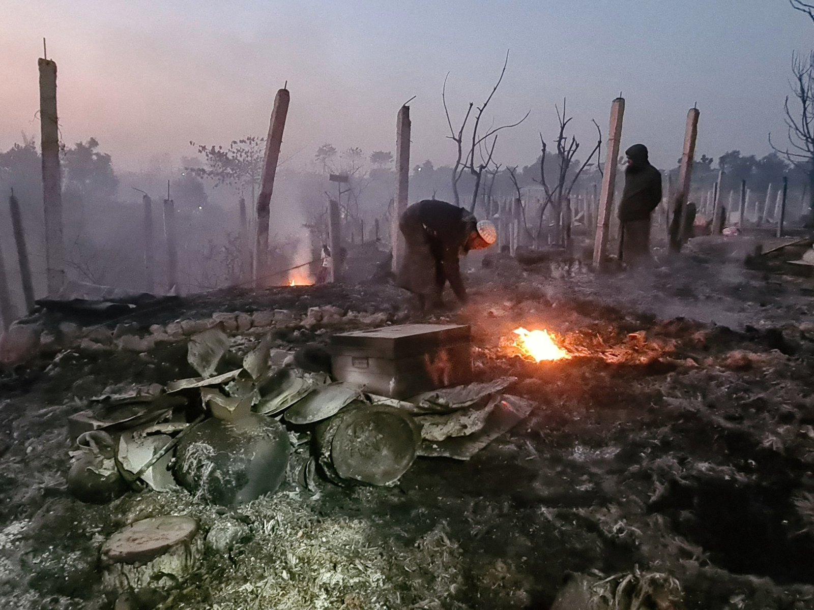 Blaze at Bangladesh refugee camp leaves thousands of Rohingya homeless | News