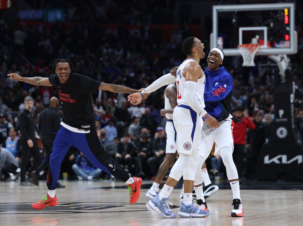 Clippers end game on 22-0 run to stun Nets