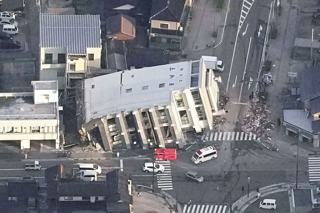 Earthquake toll rises in Japan as rescuers race to find survivors