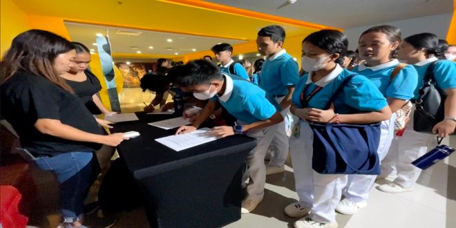 Globe’s Hapag Movement Grants Wishes Cebu Scholars via ‘Wish’ Screening