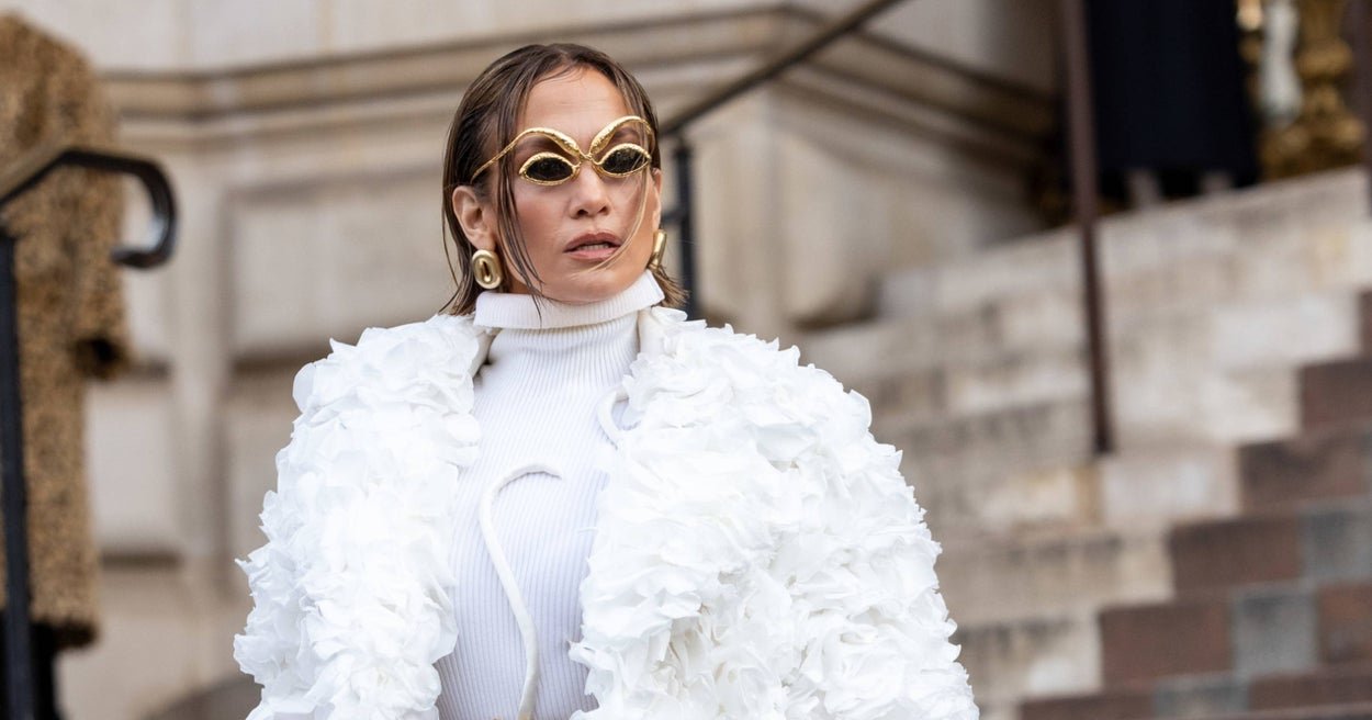 Jennifer Lopezs Paris Fashion Week Look Featured 7000 Real Rose Petals