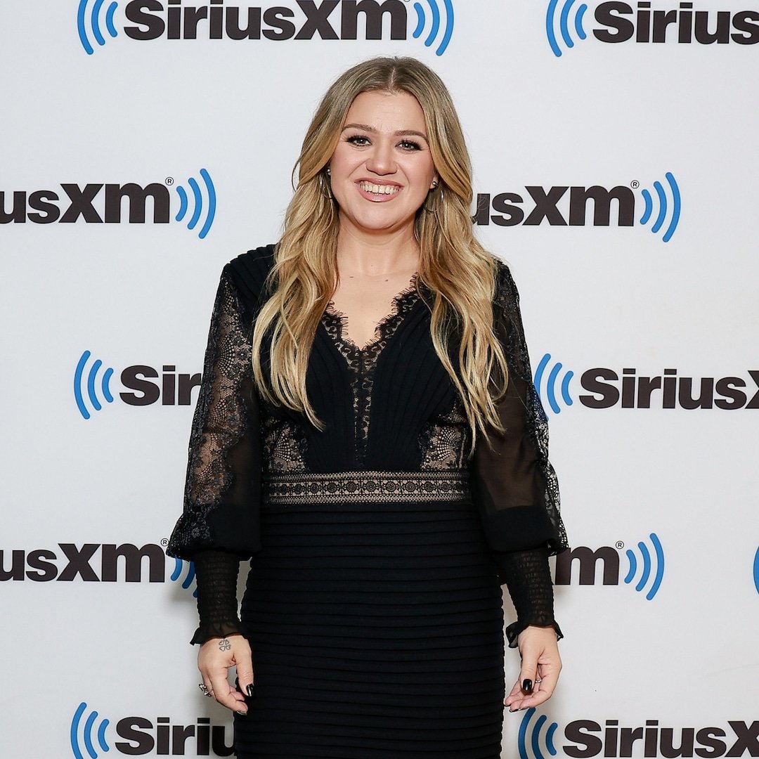 Kelly Clarkson Jokes About Her Weight Loss Journey During Performance