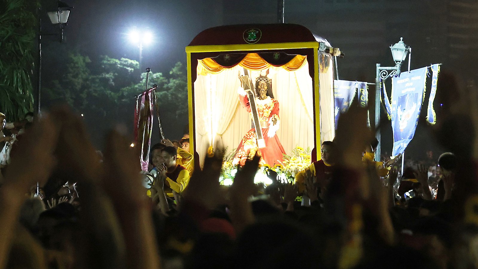 Philippines Black Nazarene feast draws hundreds of thousands of devotees