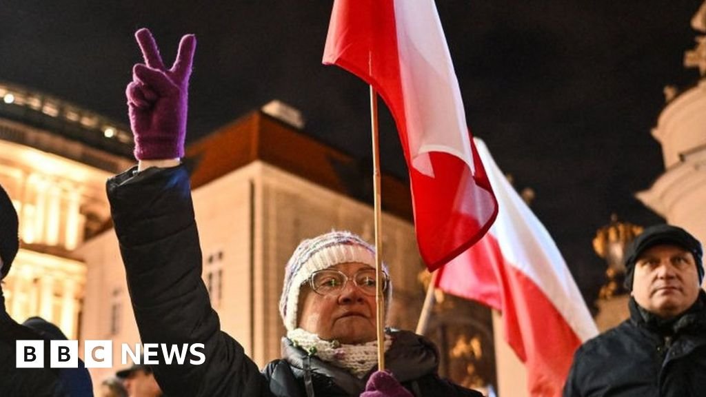 Polish police arrest MPs in presidential palace