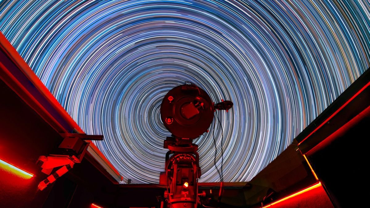 Stunning night sky time lapse shows how colorful the stars really are photo
