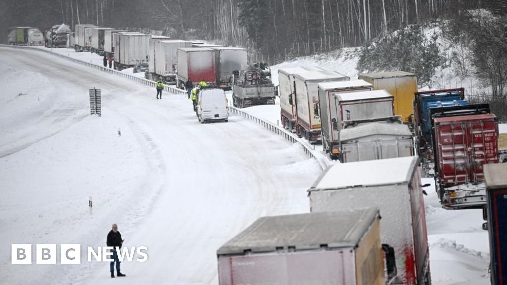 Swedish snow chaos leaves 1000 vehicles trapped on main E22 road
