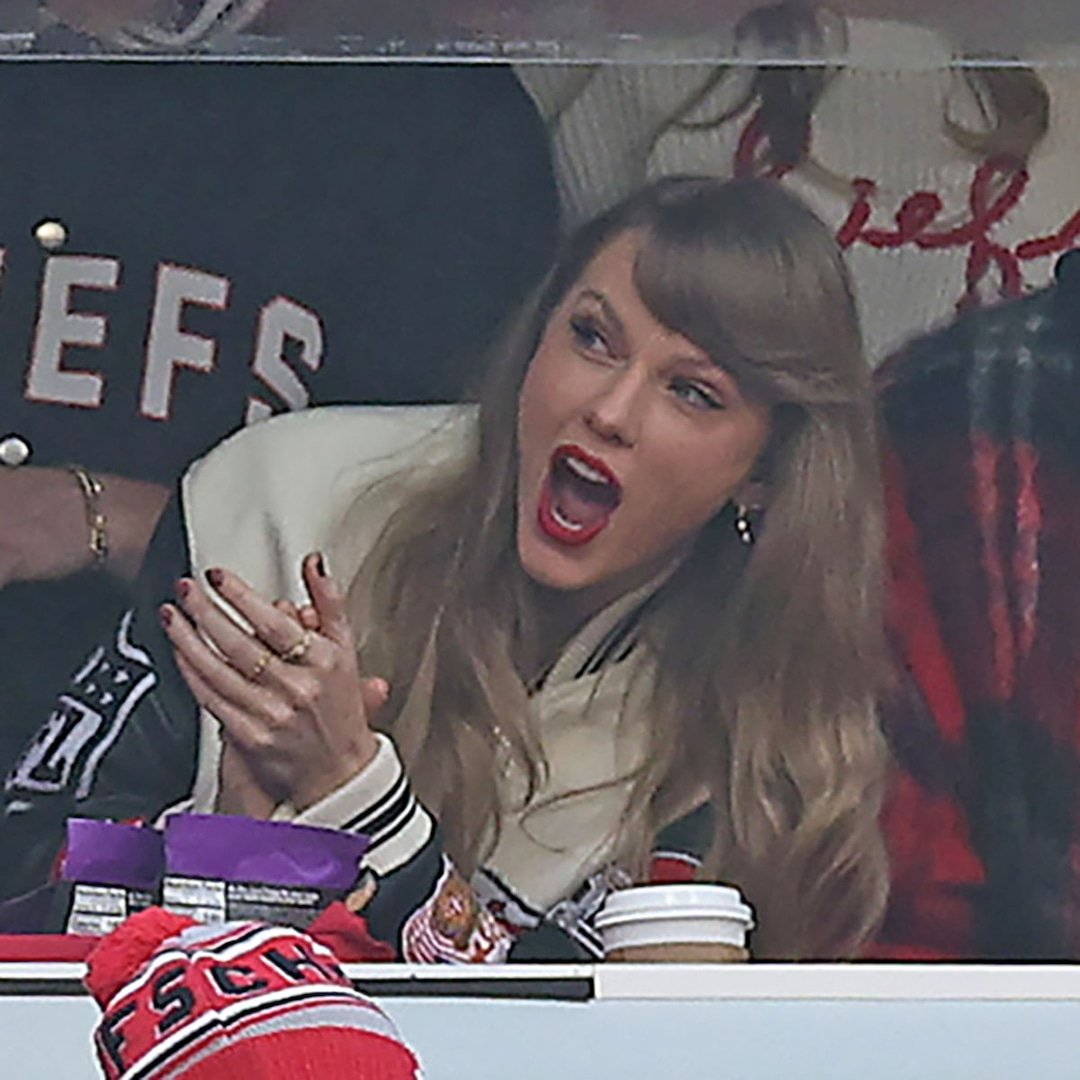 Taylor Swift Matches Travis Kelces Style at Chiefs NYE Game