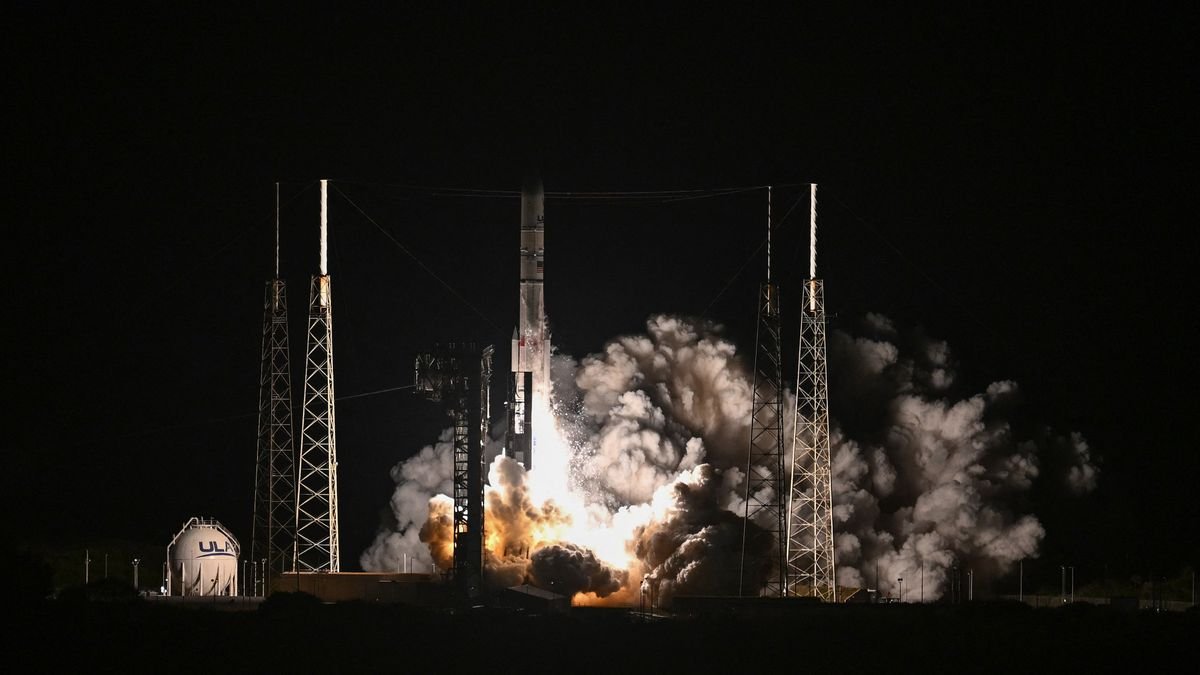 Vulcan Centaur rocket launches private lander to the moon on 1st mission