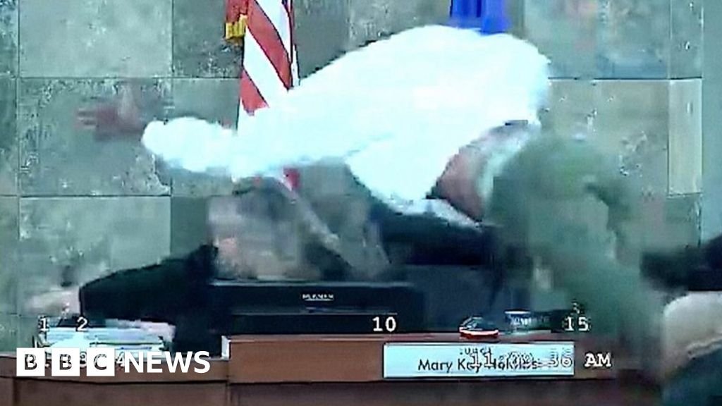 Watch Man leaps over US courtroom bench to attack judge