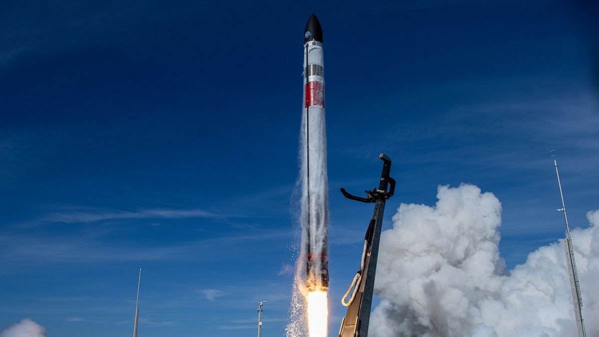 Watch Rocket Lab launch 4 private satellites, recover booster early Jan. 28