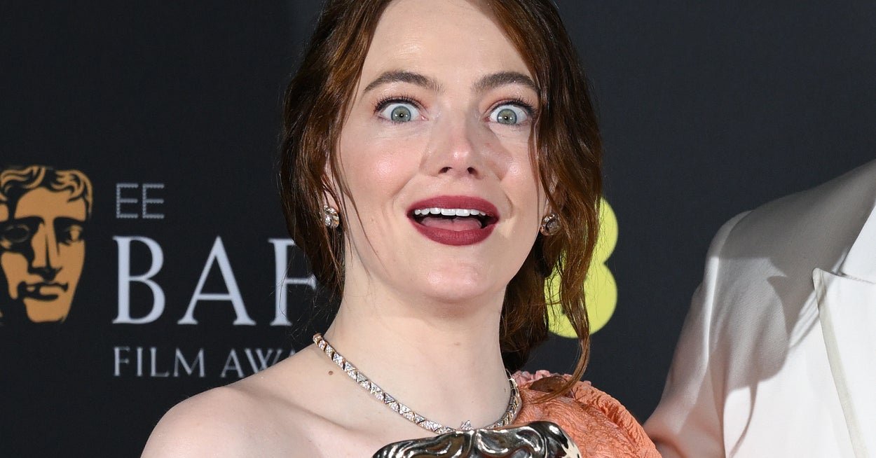 A Picture Of Emma Stone Eating A Chicken Pot Pie Is Going Viral, And This Whole Thing Is So Ridiculously Funny