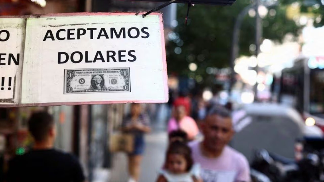 Argentinas poverty level rises to 574 marking 20 year high