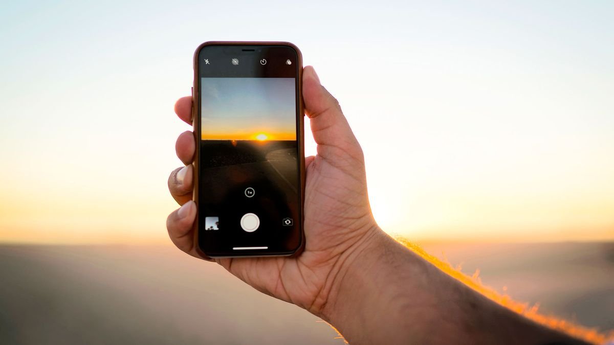 How to photograph a solar eclipse with a smartphone 2024