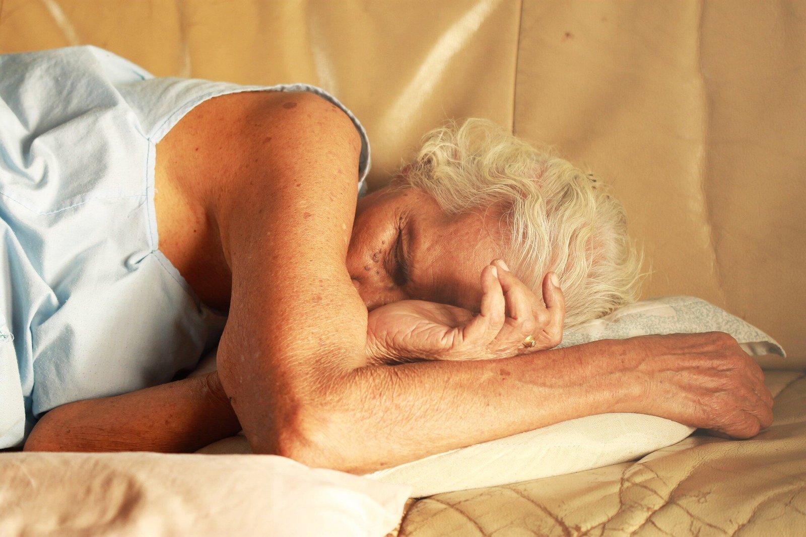 Improving quality of life and sleep in people with memory problems without using drugs