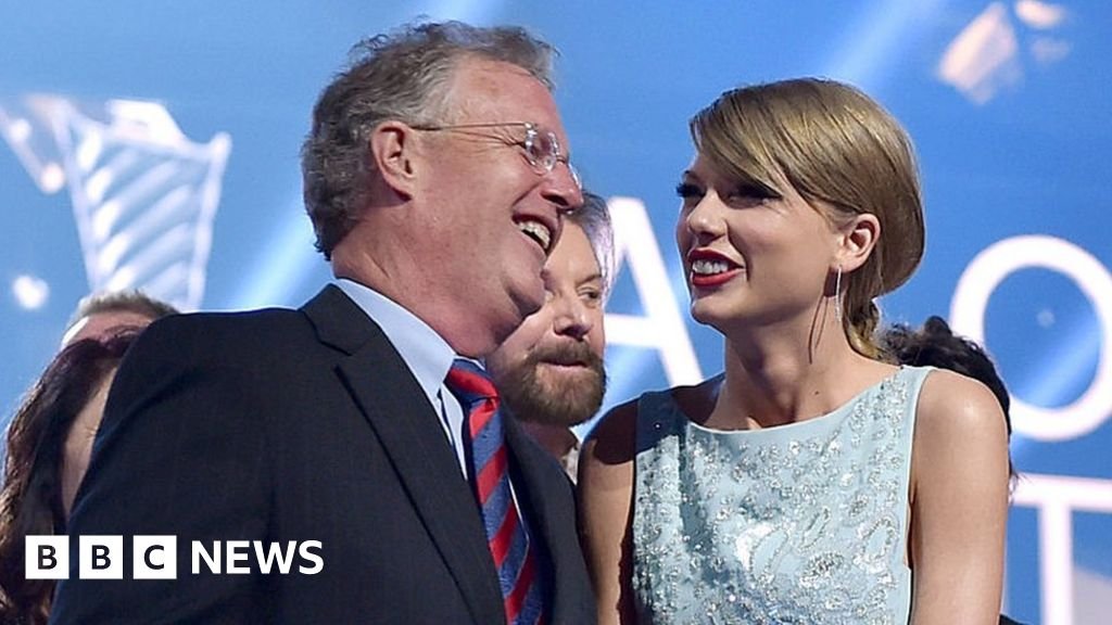 Paparazzo accuses Taylor Swifts father of assault