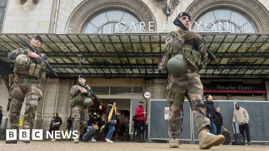 Paris knife attack Three wounded at Gare de Lyon station