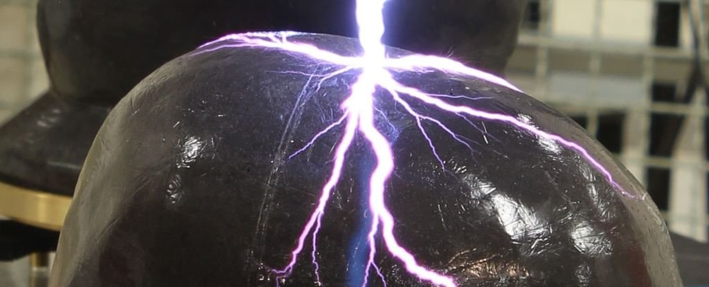Science Reveals Whether It’s Safer to Be Wet or Dry in a Lightning Storm : ScienceAlert