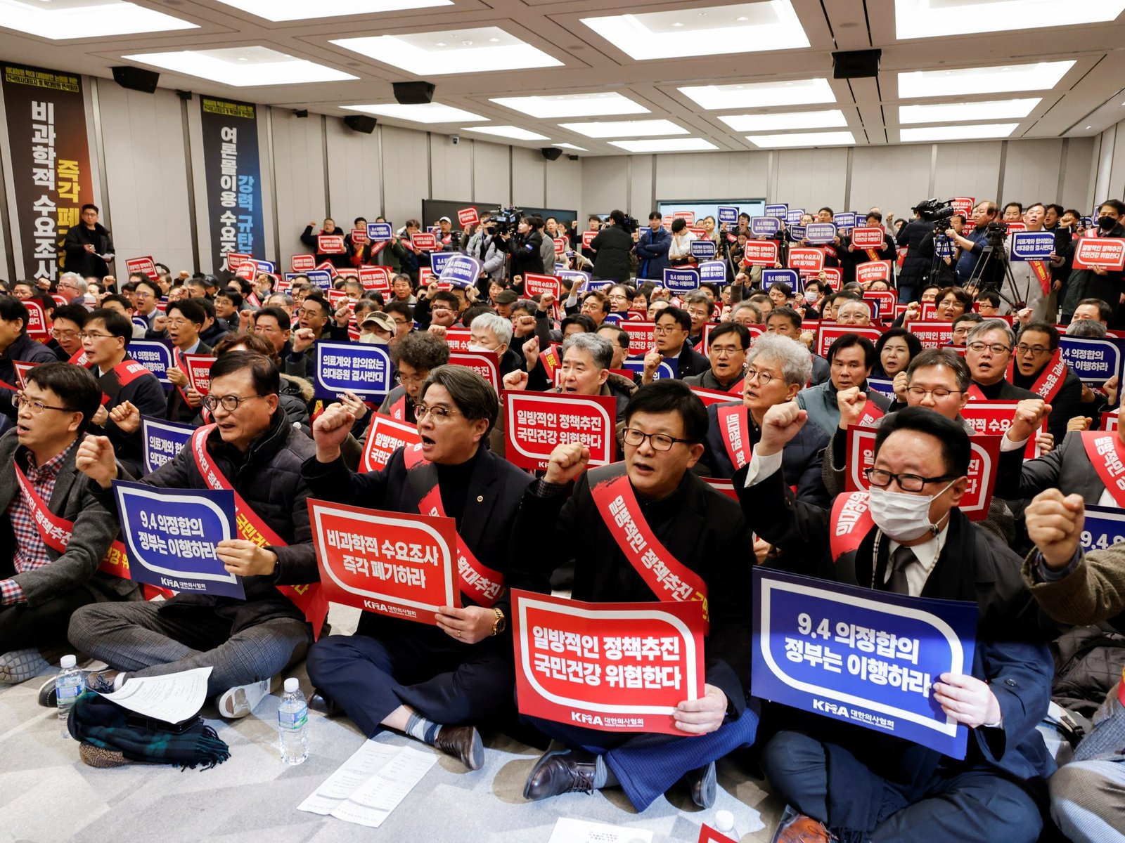 Striking doctors in South Korea defy deadline to return to work | Health News