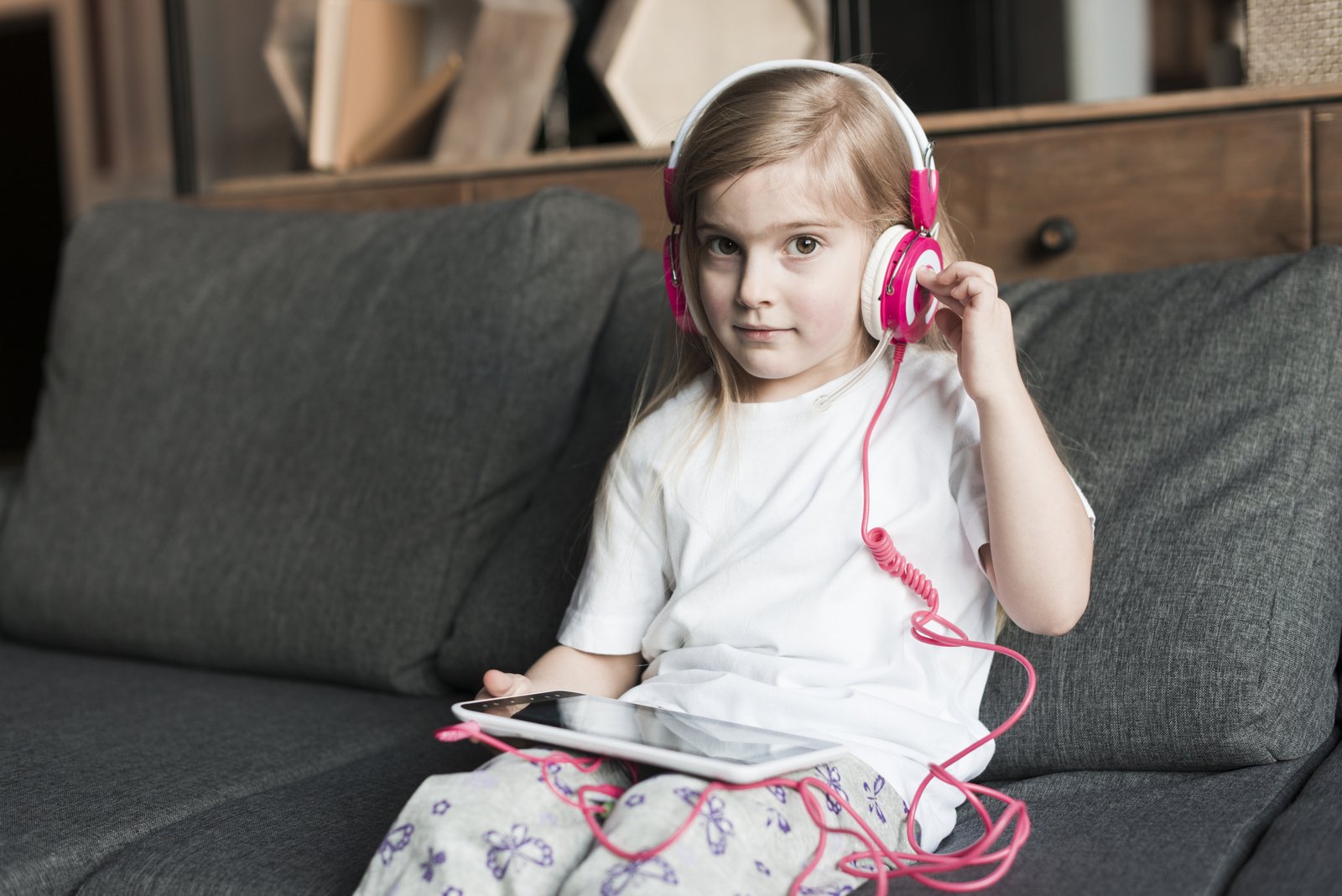 Survey Reveals Increasing Headphone Usage Among Children; Experts Caution Parents On Health Risks