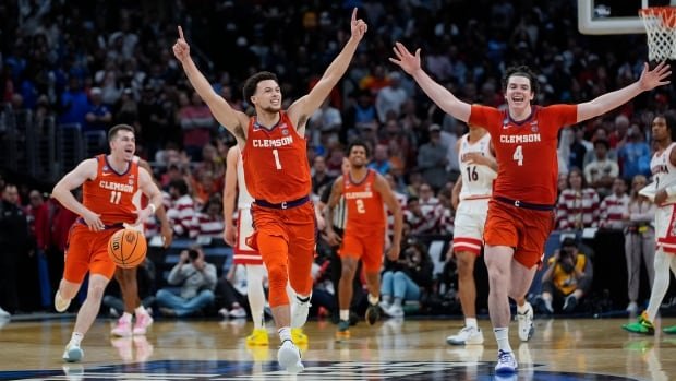 6th-seeded Clemson beats No. 2 Arizona to reach men’s Elite 8 for 1st time since 1980