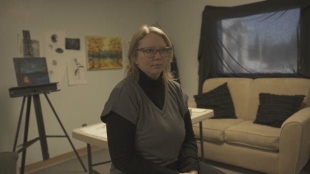 BC artist fears losing vision amid specialists fee dispute