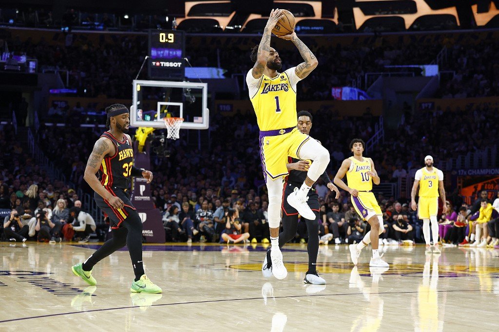 D’Angelo Russell ties Lakers’ season record for 3s in rout of Hawks