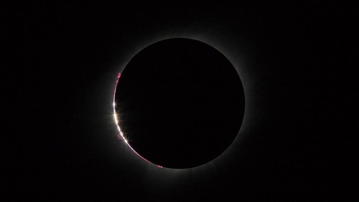 An event immediately preceding both ends of totality Bailey