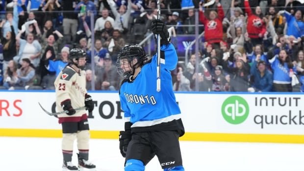 Huge Indigenous hockey tournament combines celebration of the game and culture