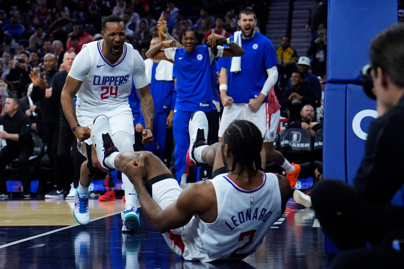 Kawhi Leonard comes alive late to lead Clippers over 76ers
