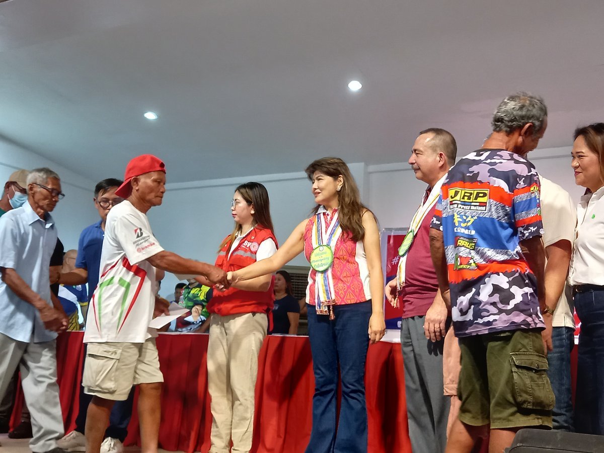 Marcos distributes cash aid to 2,000 beneficiaries in Negros Occidental