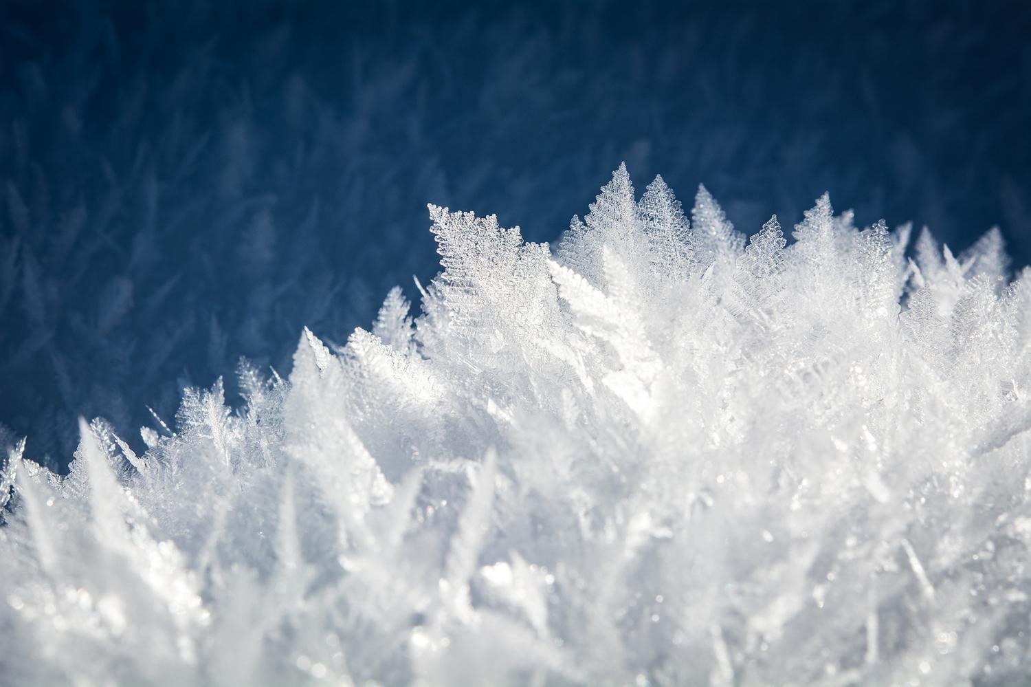 New model clarifies why water freezes at a range of temperatures