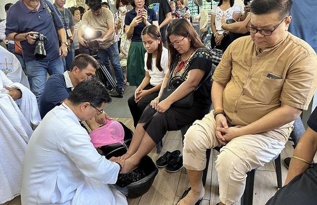 Priest washes the feet of EJK victims’ kin on Maundy Thursday