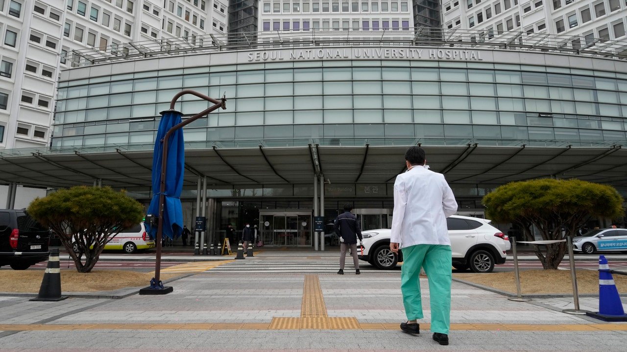 South Korean junior doctors expected to continue walkouts defy government pleas