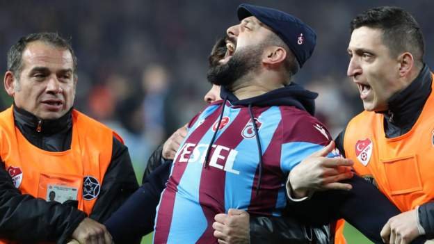 Trabzonspor fans attack Fenerbahce players after Turkish Super Lig loss