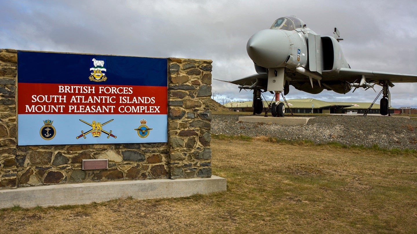What UK military forces are based at the Falkland Islands?