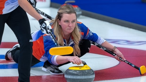 2-time Canadian curling champion Chelsea Carey to skip Jennifer Jones’ team