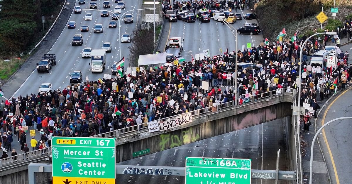6 people charged in cease-fire protest that blocked I-5