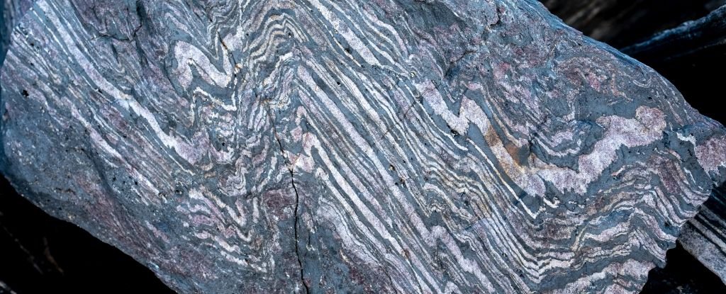 Ancient Rocks Reveal Earths Magnetic Field Existed 37 Billion Years Ago ScienceAlert
