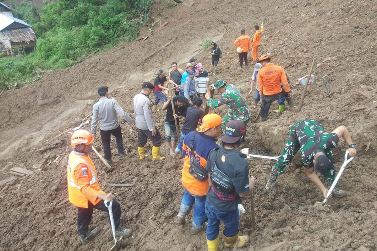 Bodies of 3 year old girl and her mother recovered after Indonesian landslides that killed 20