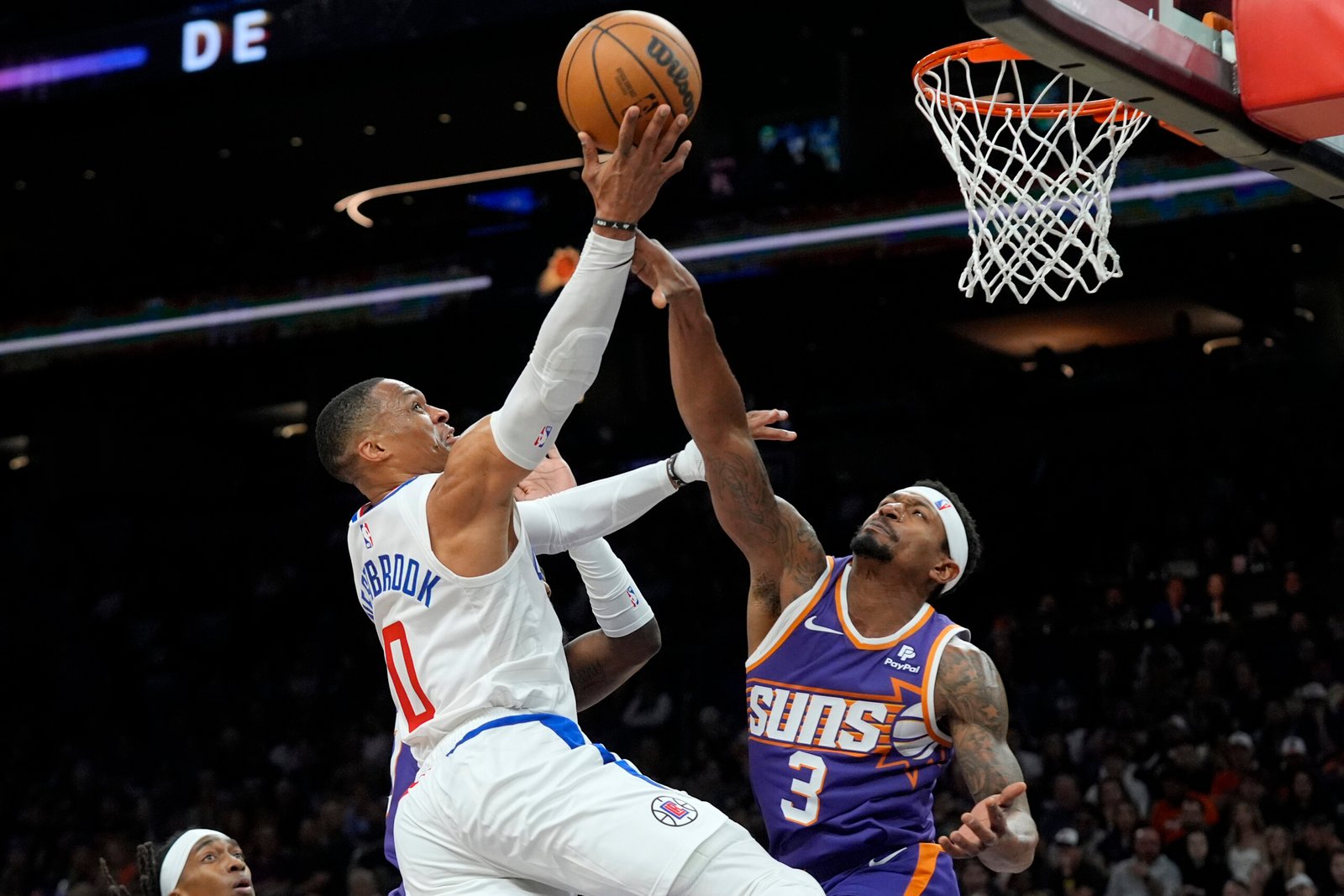 Clippers build 31-point lead, hold on late to beat Suns
