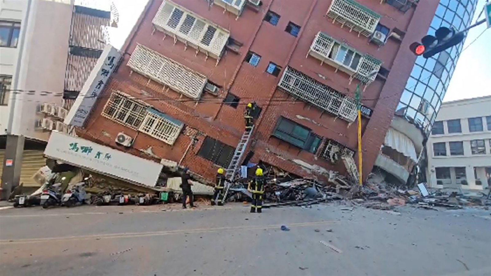 Earthquake hits Taiwan At least 4 killed 711 hurt as huge 77 magnitude quake downs buildings triggers landslides
