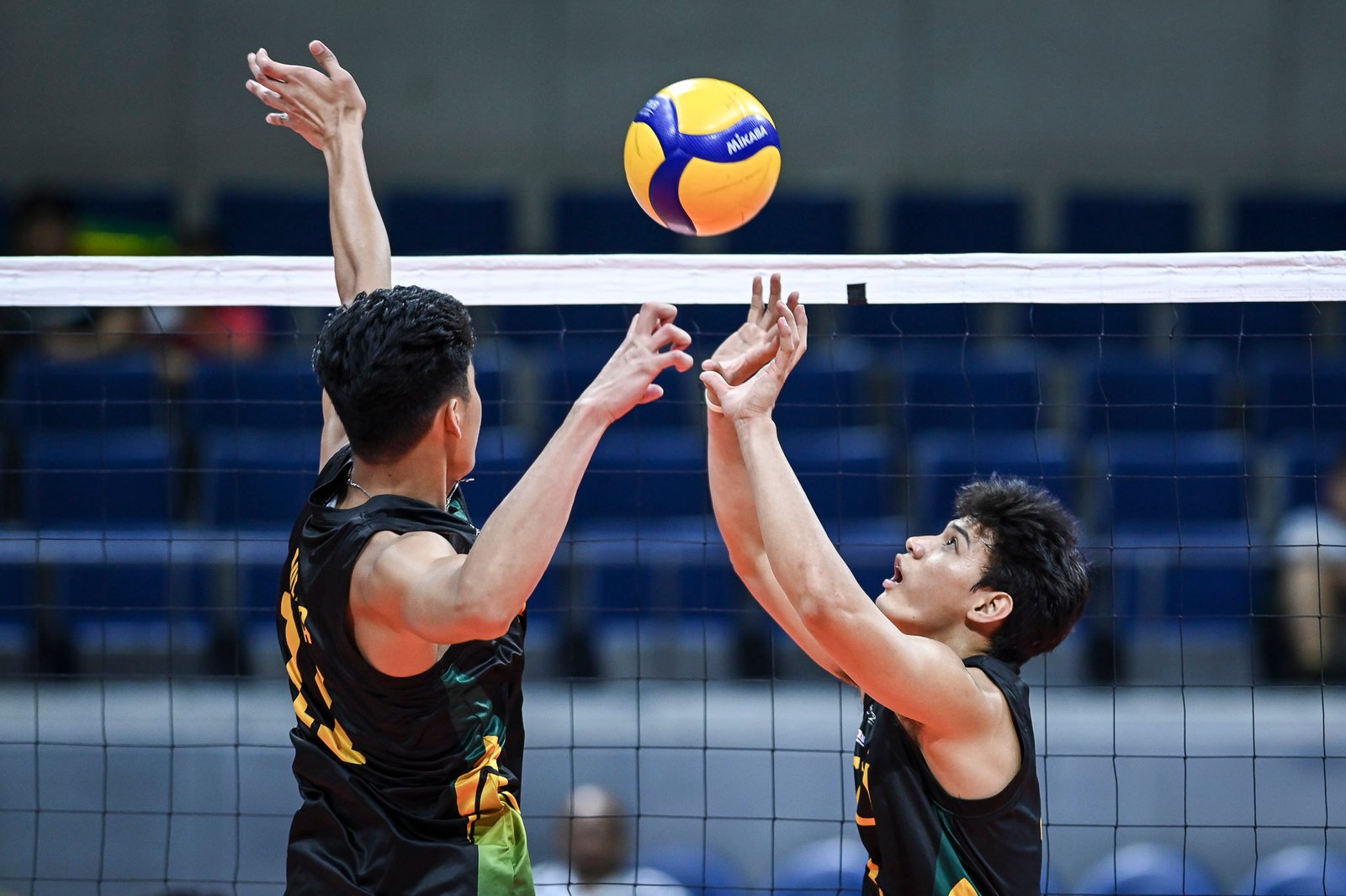 FEU Tamaraws close in on UAAP volleyball Final Four