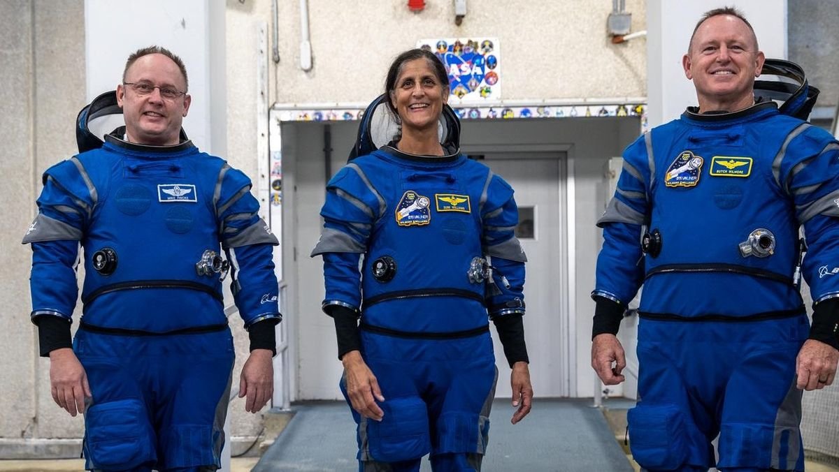 ‘I really like these suits.’ Boeing’s snazzy (and flexible) Starliner spacesuits have astronauts buzzing (exclusive)